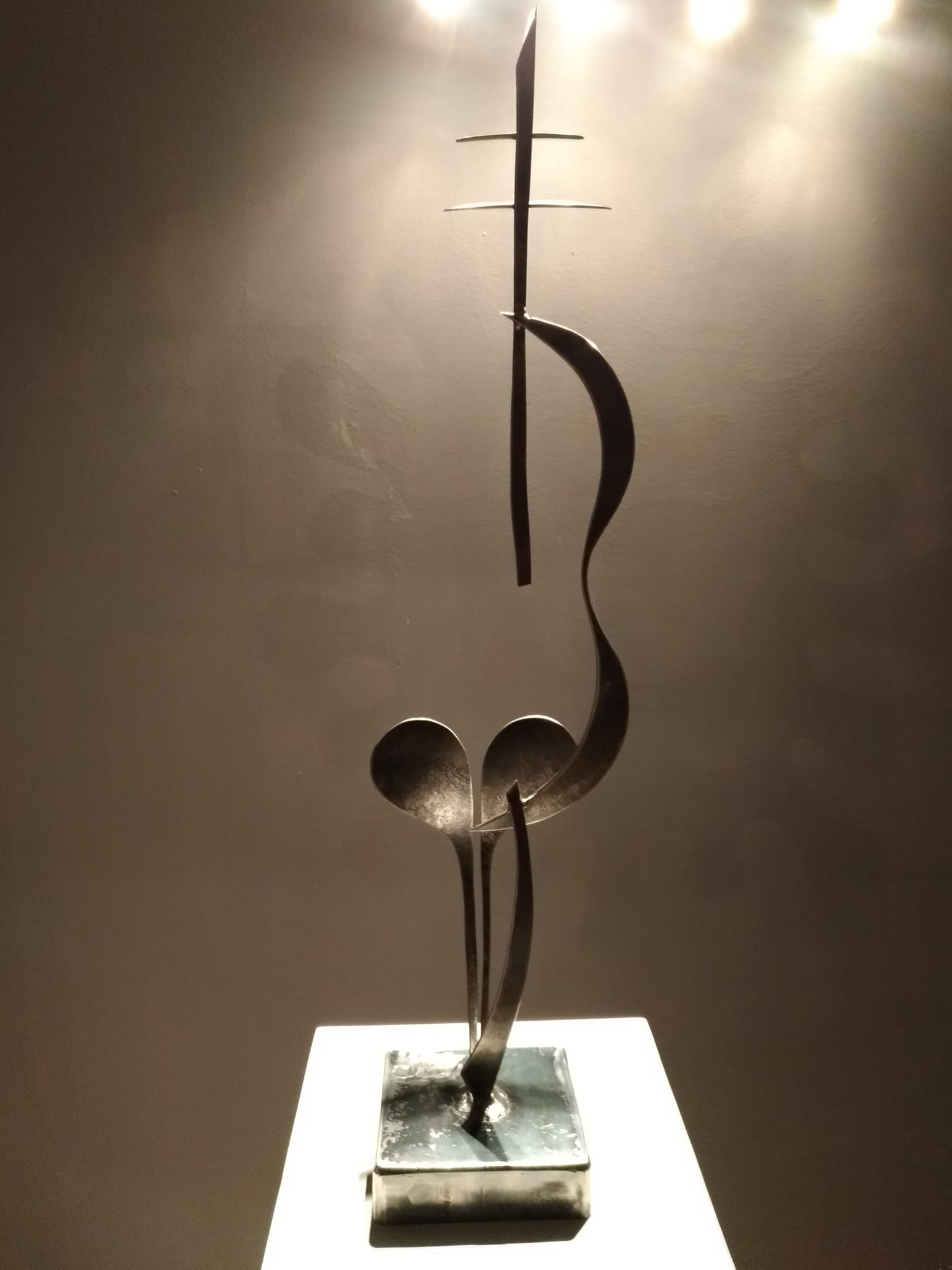Escultura. Cafe Convertes Santiago Perez